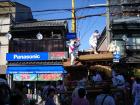　海老江八坂神社の夏祭り、オリンピックフェアーの最中に店の前にだんじりがやって来ました。by 管理者512x384(94.3KB)